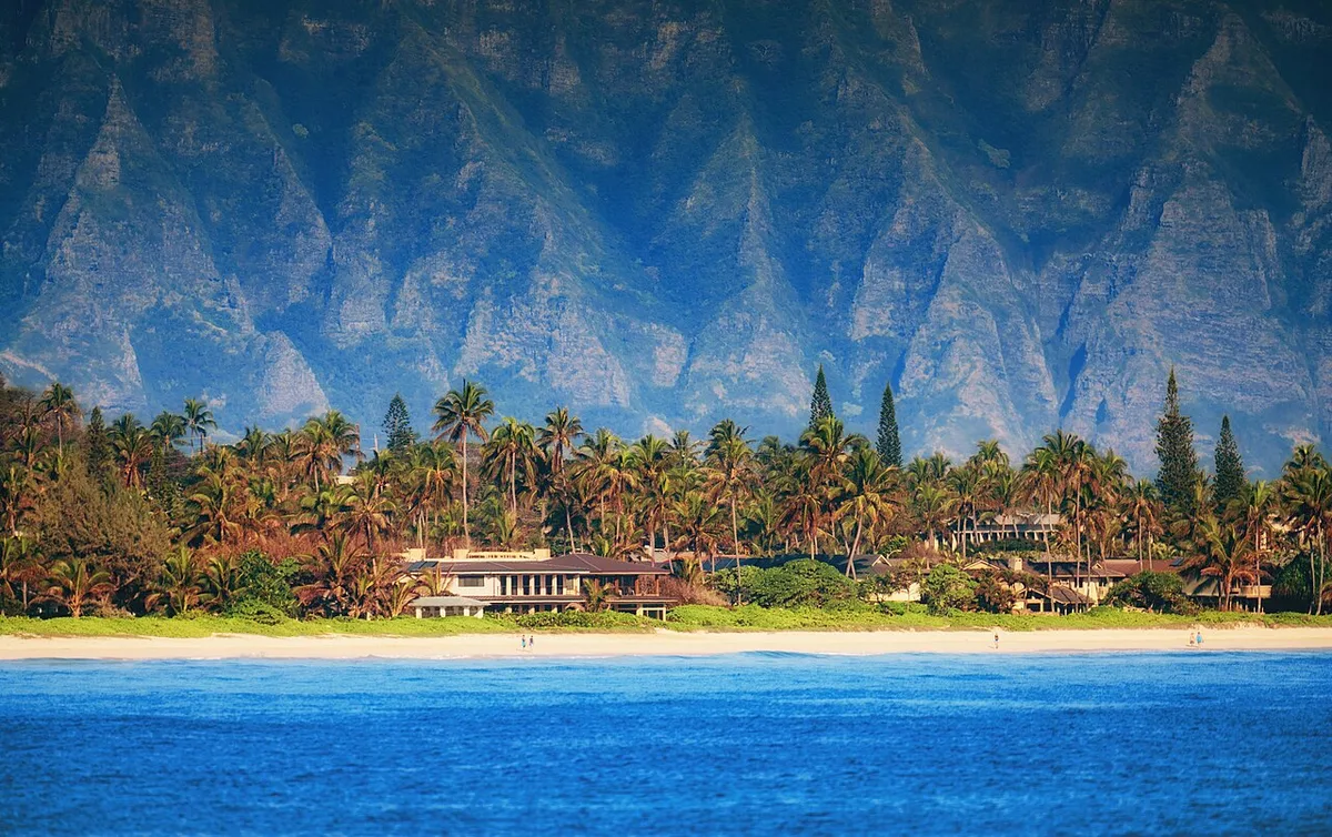 Beach houses and palms in Kailua, Oahu, with mountains behind them